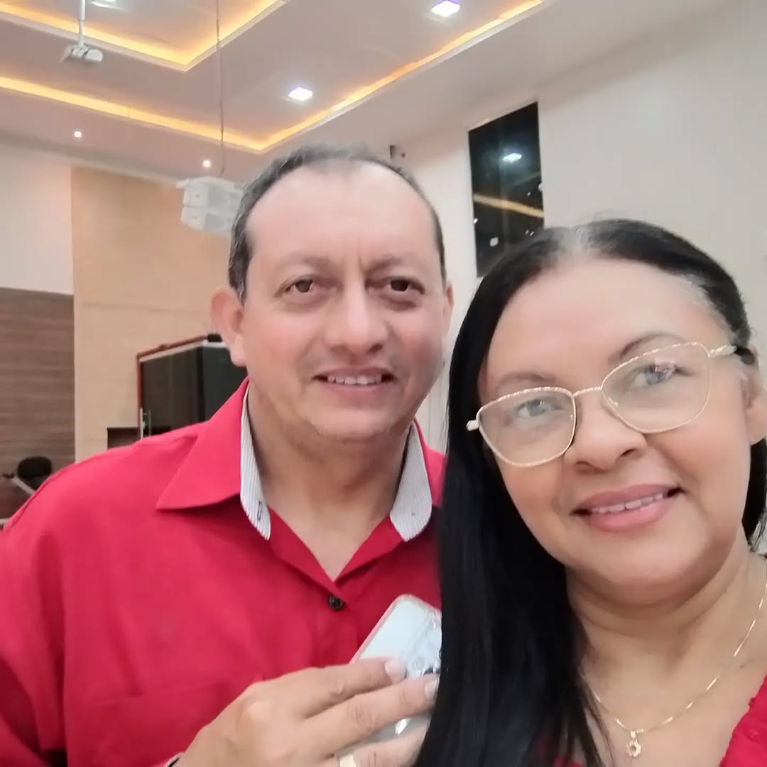 Mulher sorrindo em um momento de pausa e autocuidado, com luz natural e tons quentes
